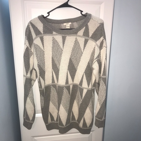 👑 (3 for $15) Sweater - Picture 2 of 3